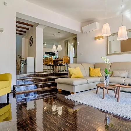 Captain's House - With Swimming Pool & Sauna Fažana